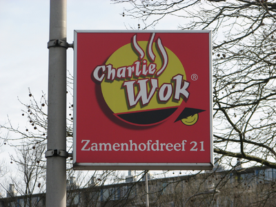 820922 Afbeelding van een reclamebord op een lantaarnpaal aan de Seinedreef van Restaurant Charlie's Wok (Zamenhofdreef ...